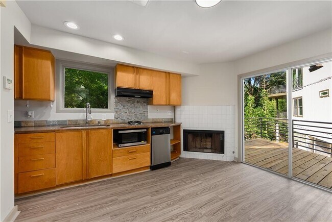 Building Photo - 335 Eureka Dr NE