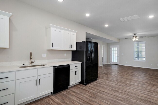 Building Photo - 308 S Hampton Ave