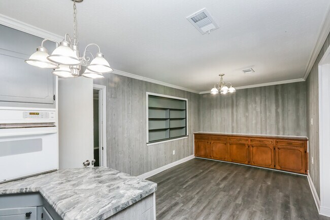 Building Photo - Lovely 3 Bedroom Bungalow in Pearl!