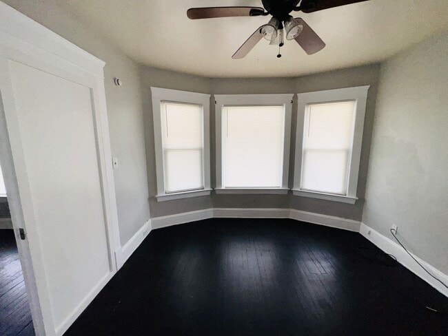 Building Photo - 692 E 128th St