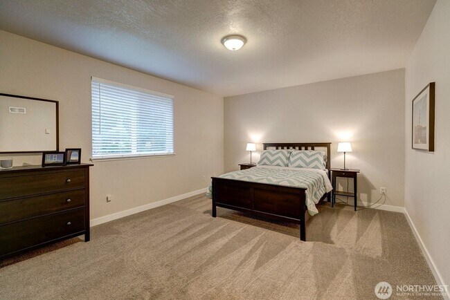 Building Photo - Stunning 4BR/2.5BA Home in Lake Forest Park ?