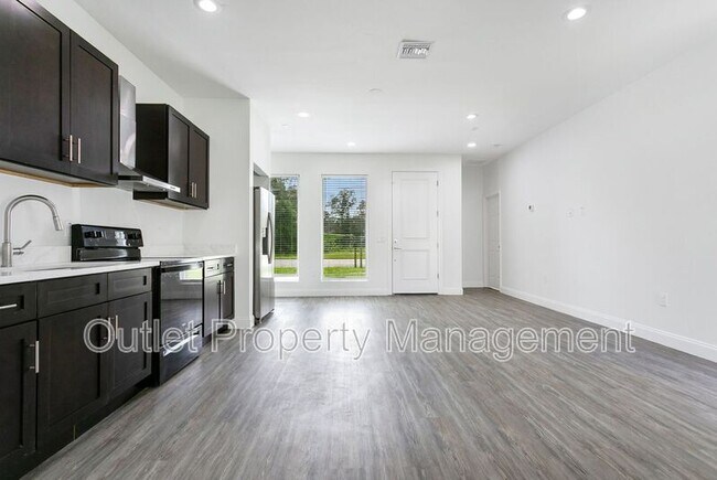 Building Photo - 1649 Lake Dr