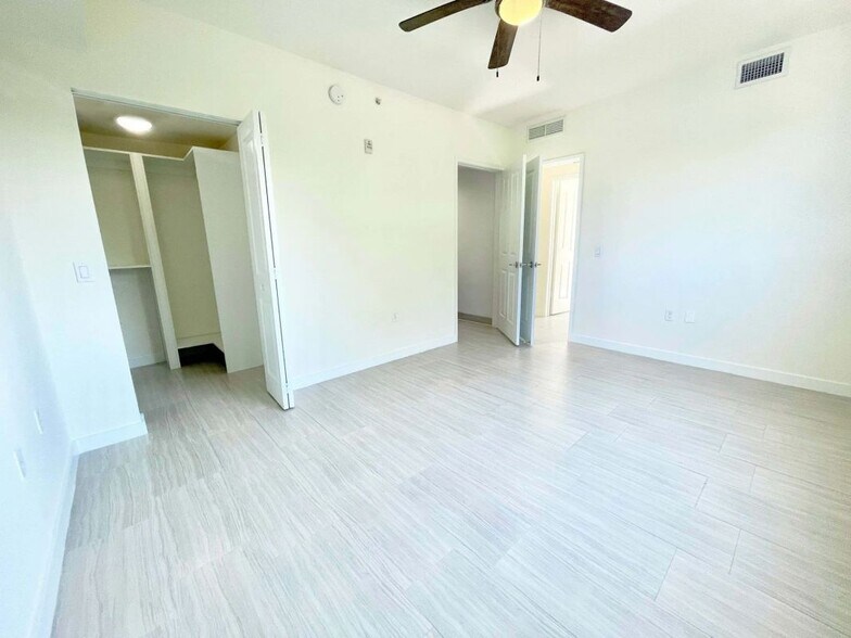 Building Photo - 551 NE 39th St