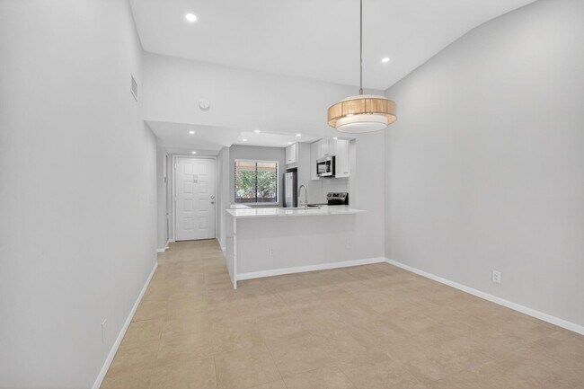 Building Photo - 6649 Somerset Dr