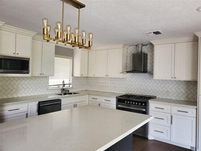 Building Photo - 12107 Carriage Hill Dr