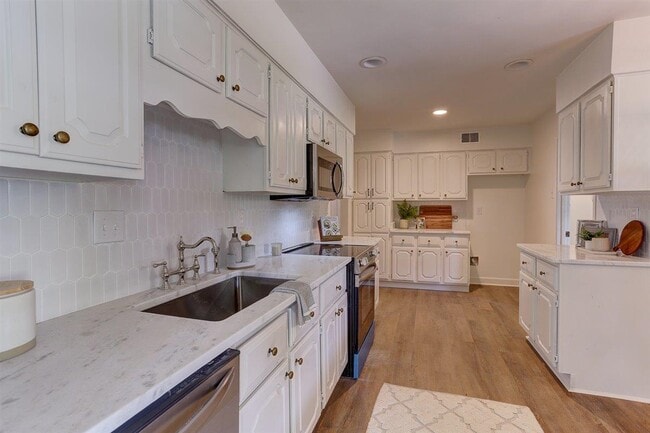 Building Photo - 3047 Newmarket Dr