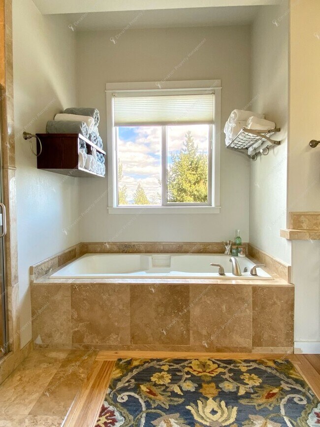 Building Photo - Stunning High-End Home on the 17th Hole at...