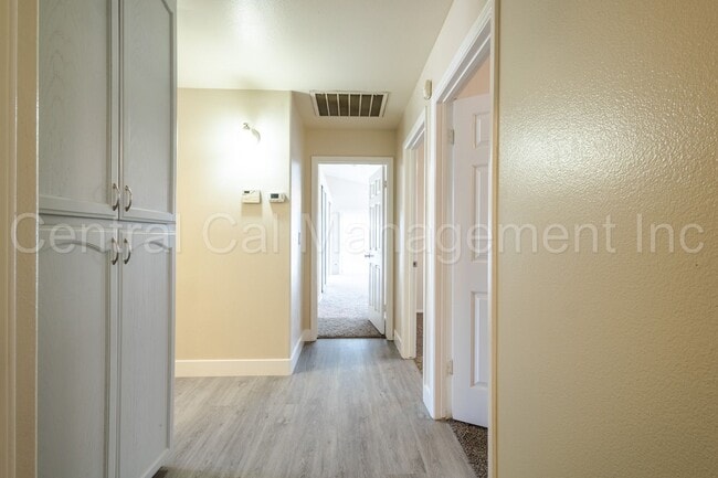 Building Photo - 3 Bedroom/2 Bath Home in the Southwest - $2295 Per Month!