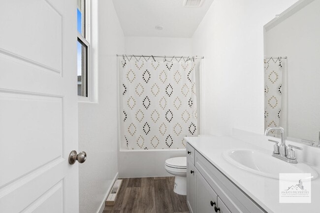 Building Photo - Newer 4 Bedroom 3 Bath Home with SOLAR! Cl...