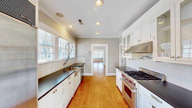 Building Photo - 2100 Rozzelles Ferry Rd