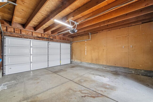 Building Photo - $3,150 / 2 BR - Updated Townhome in Prime Union City!
