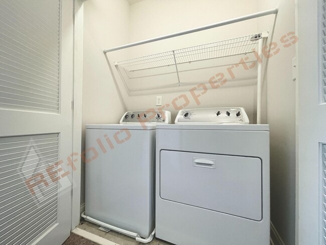 Building Photo - Great layout!Fresh Paint & New Carpet! Spa...
