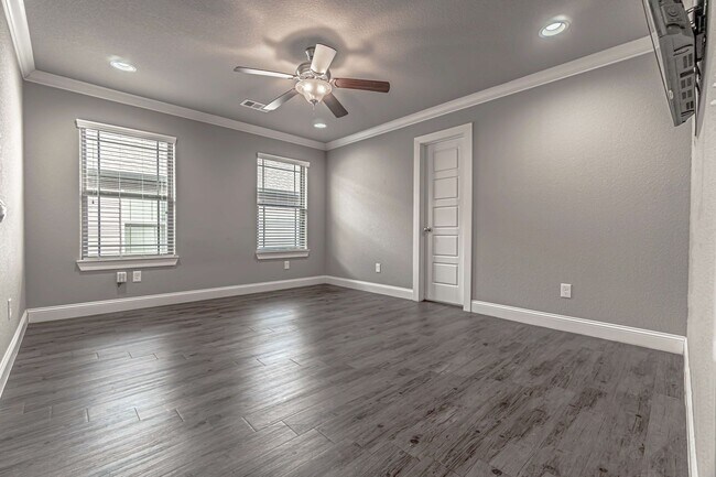 Building Photo - Welcome to the Perfect Bentonville Home!