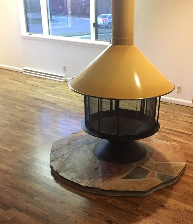 Building Photo - 516 N Willson Ave