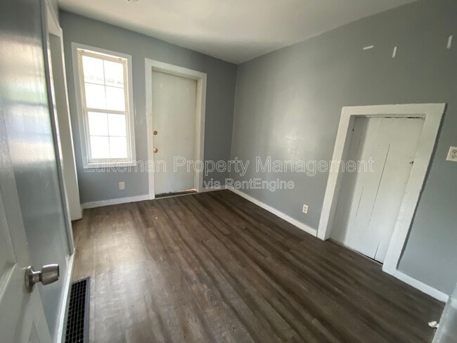 Building Photo - 827 W Cedar St