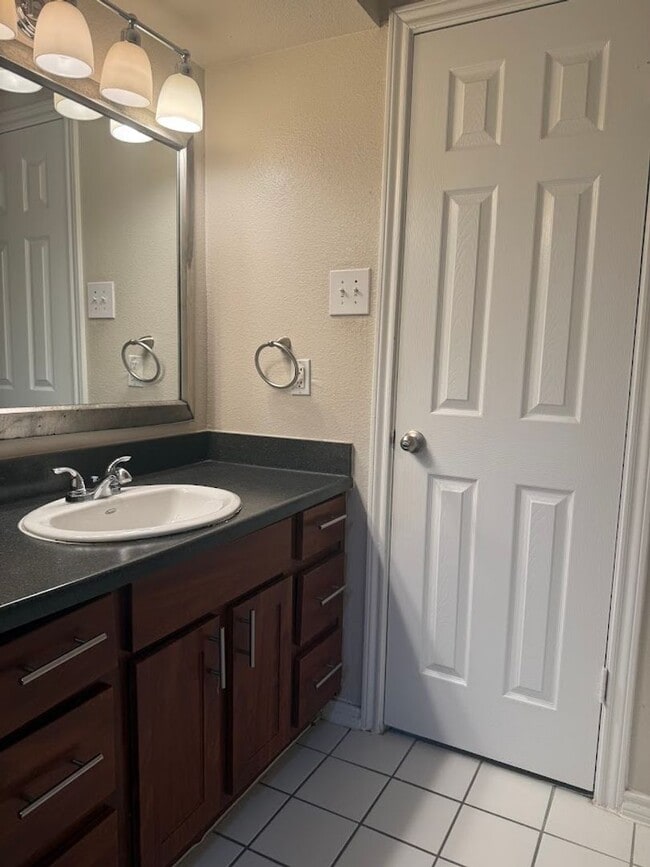 Building Photo - 2 BD with Garage - Dog Park - Resort Pool ...