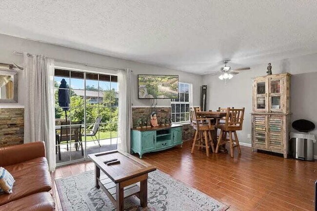 Building Photo - Adorable 1BR - Ground Entry Available FULLY FURNISHED