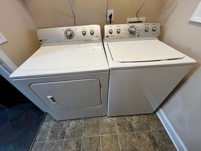 Building Photo - 451 Moriah Ln