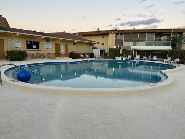 Building Photo - 600 Village Green Ct