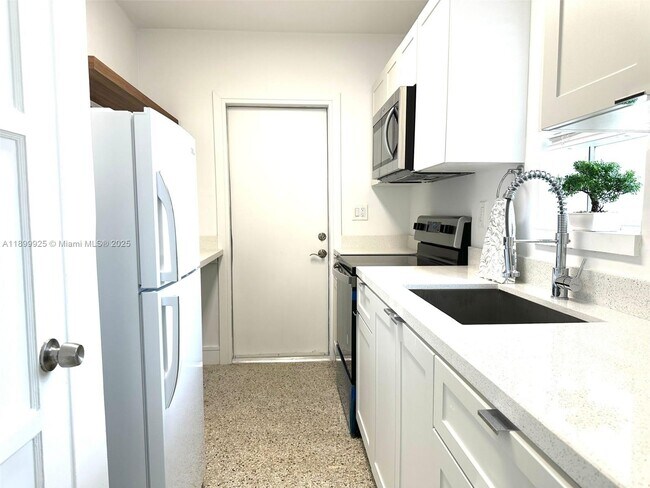 Building Photo - 401 SE 14th Ct