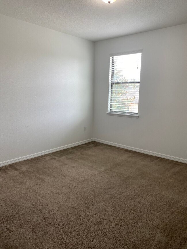 Building Photo - GORGEOUS WINDERMERE TERRACE  MONTH WITH LA...