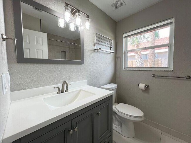 Building Photo - 905 9th St