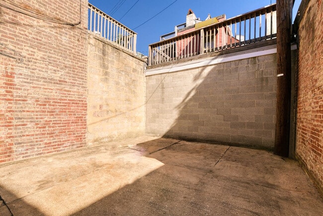 Building Photo - 517 S Ann St