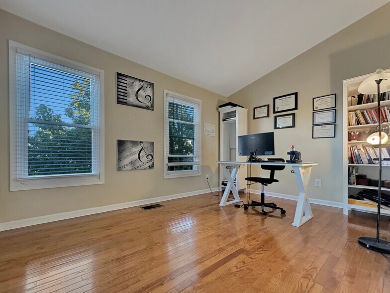 Building Photo - 928 S Paca St