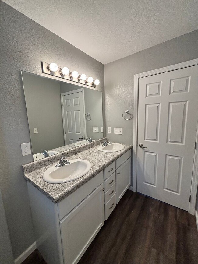 Building Photo - Sevierville 3bd/2.5bth available now!