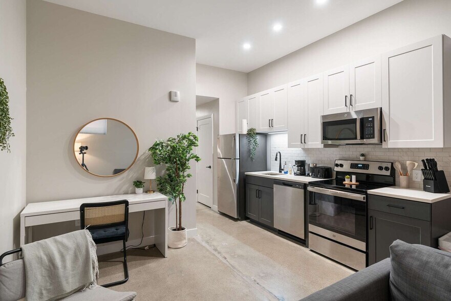 Building Photo - 205 W 4th St