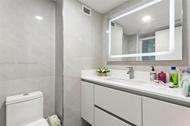 Building Photo - 18031 Biscayne Blvd