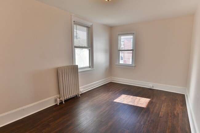 Building Photo - Charming 3 Bedroom on 2nd St