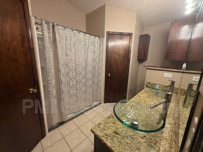 Building Photo - 1608 W Fort Worth St