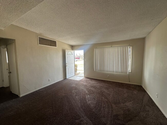 Building Photo - Modern 2-Bedroom Apartment with Garage – Convenient Living!