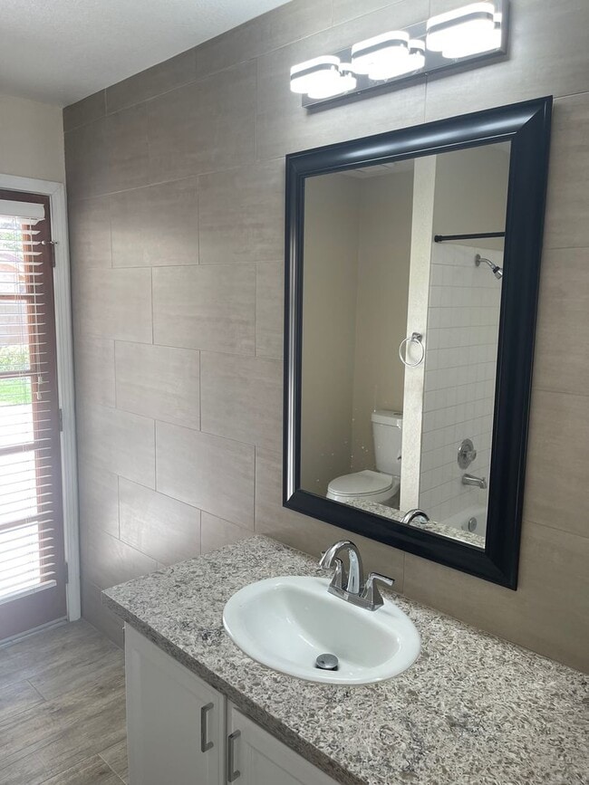 Building Photo - ***GORGEOUS SINGLE STORY BEAUTY IN THE HEA...