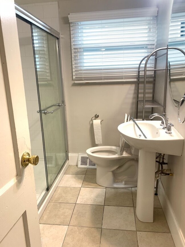 Building Photo - 4 bedroom single-family house near Cameron...