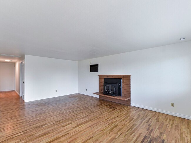 Building Photo - Renton House - 3 Bed/1.5 Bath - Close to Boeing and Renton Landing - Includes Landscaping
