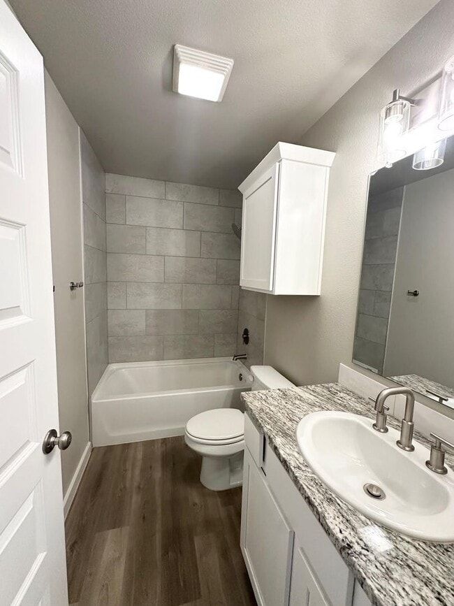 Building Photo - 3 Bed 2 Bath Ready to Rent!