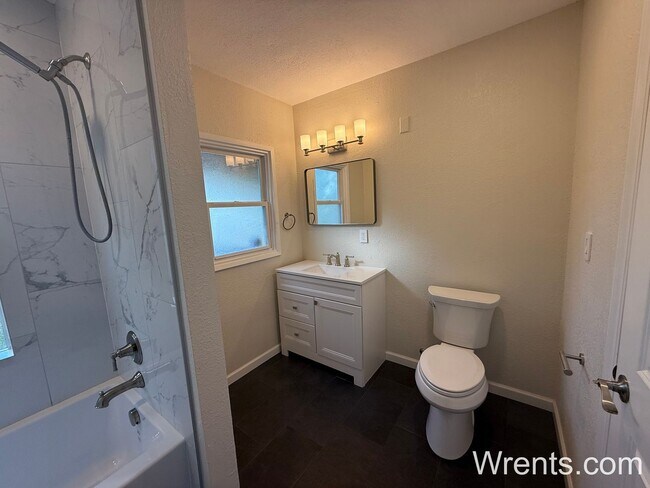 Building Photo - Cute 3 Bed/2 Bath Home Audubon area