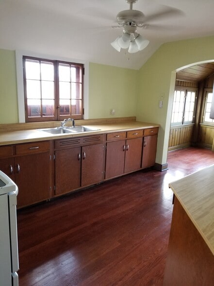 Kitchen - 7560 W Touhy Ave