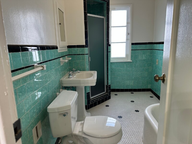 Building Photo - 415 Cloverdale Ave