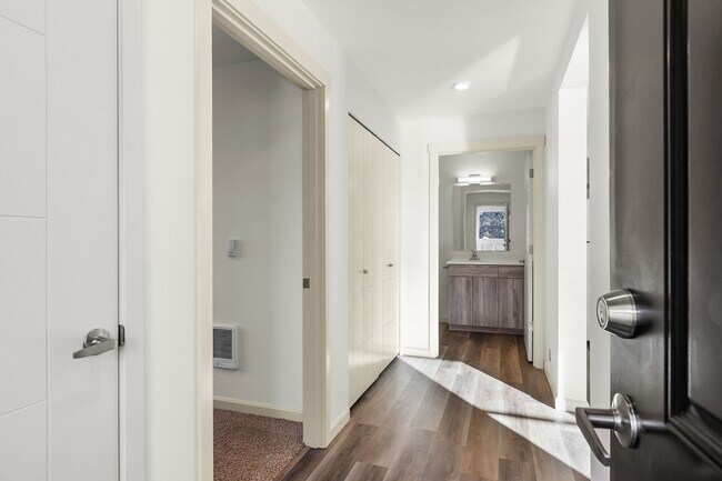 Building Photo - Oxbow Flats 1 Bedroom apartments - $500 off first 3 month's rent!