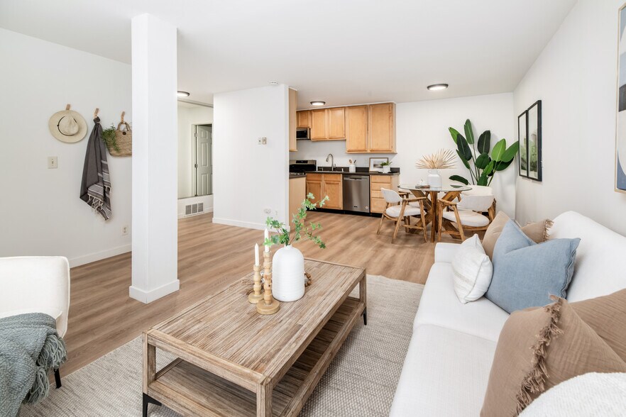 Building Photo - 13754 Mango Dr