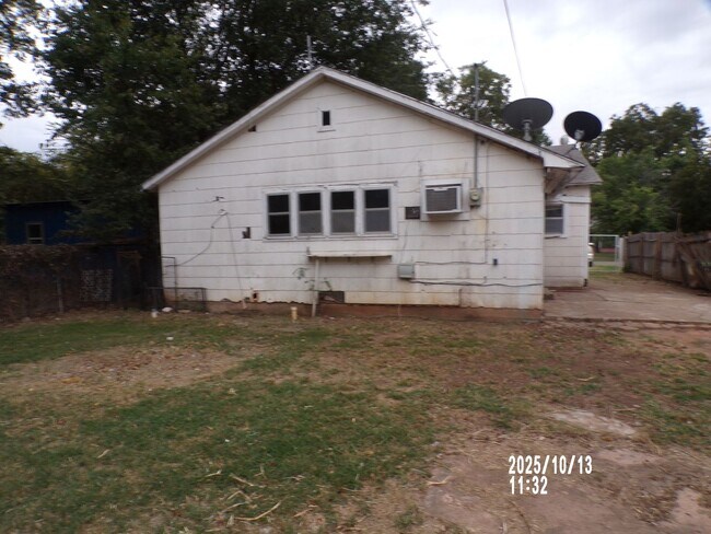 Building Photo - Very nice two-bedroom home located in the ...