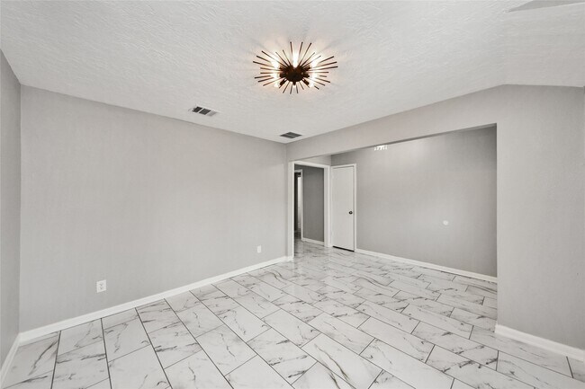 Building Photo - 15834 Fern Basin Dr