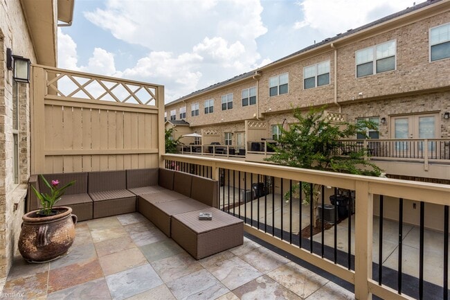 Building Photo - 3 br, 3.5 bath Townhome - 745 Fountainhead...