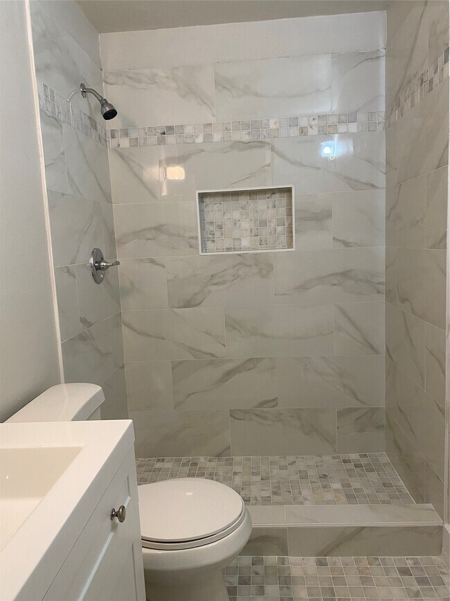 Building Photo - 5343 Richmond Ave