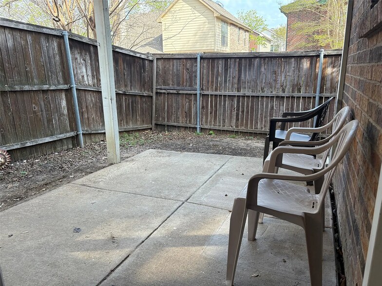 Building Photo - 500 Button Willow Ct