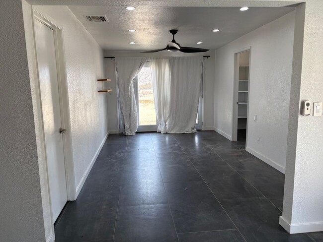 Building Photo - 3 Bedroom 1.5 Bath Modern Farmhouse near J...