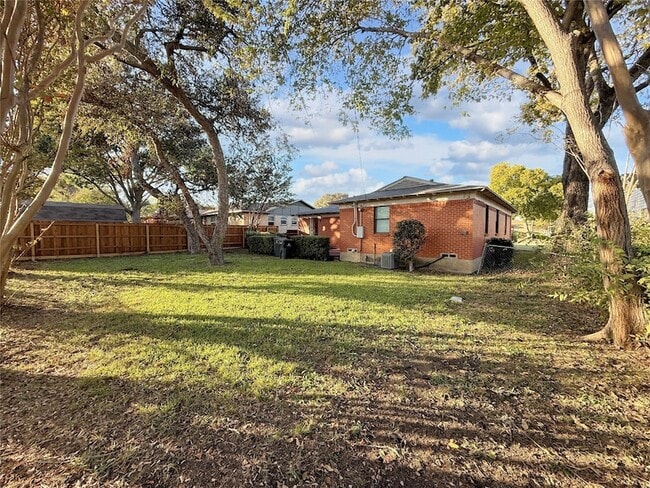 Building Photo - 822 Bandera Ln